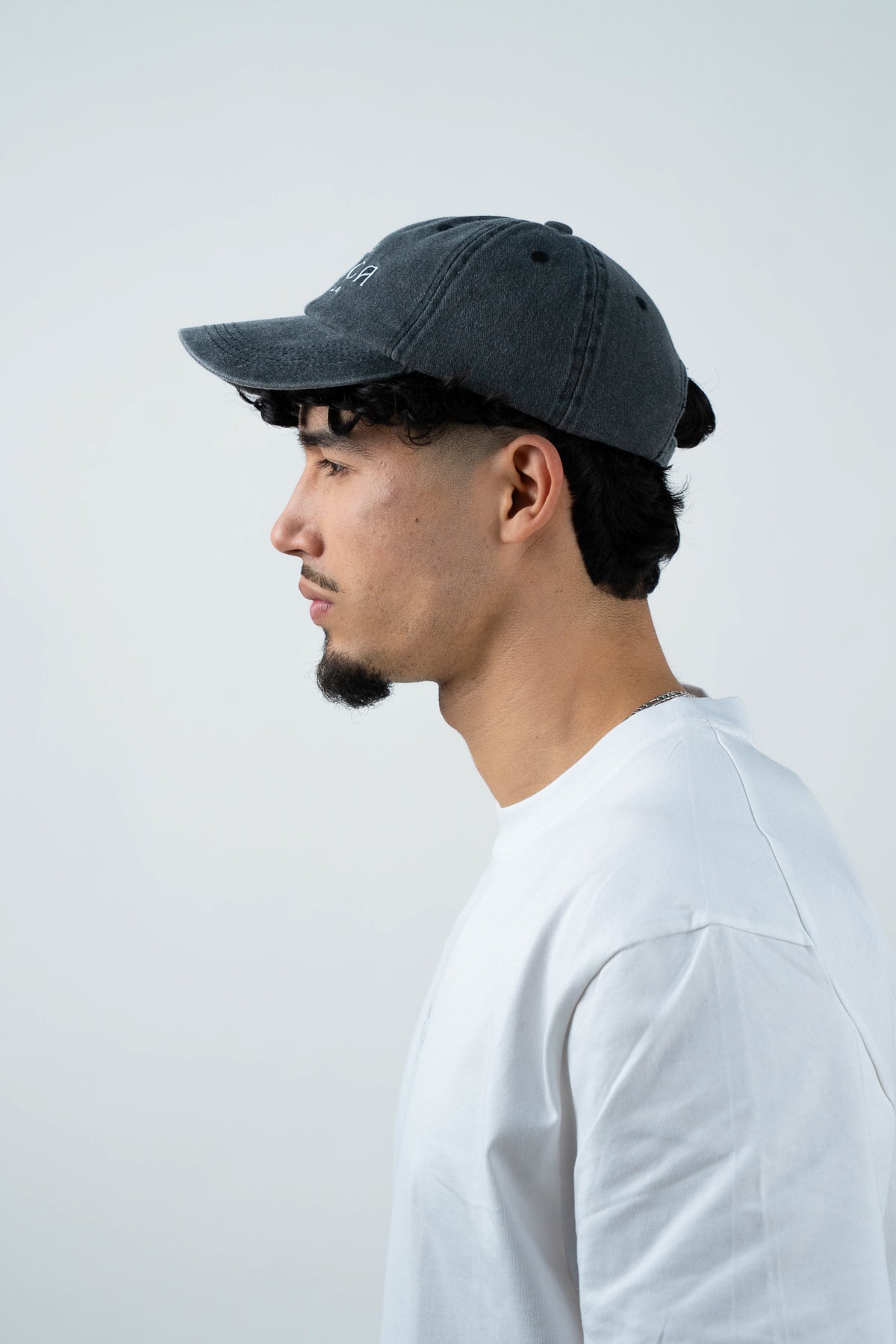 Casquette grise en coton brodé IDILICA